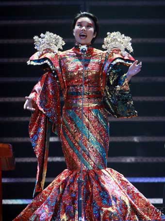 Gong Linna on stage